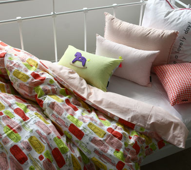 ON THE GO(RED) BEDDING SET
